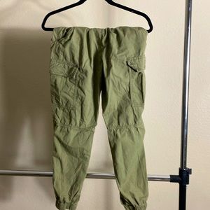 I’m selling these green cargo pants.